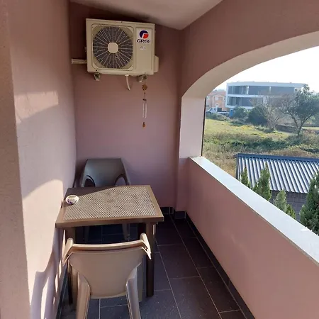 Moderne In Mit Terrasse, Grill Und Garten Lejlighed Medulin